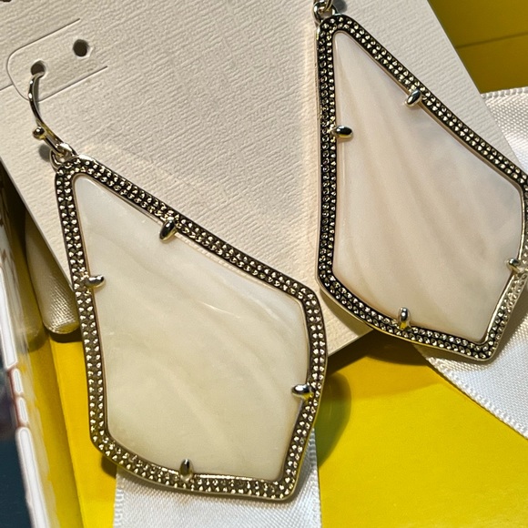 Kendra Scott Jewelry - NWT Kendra Scott RARE & Retired Alexandra Earrings White Pearl Yellow Gold W😍W!